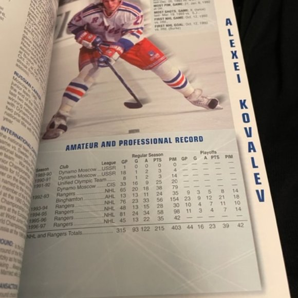 NY Rangers Media Guide 1997-1998 Brian Leetch Cover Tom Seaver Ad on back EUC - Picture 8 of 10